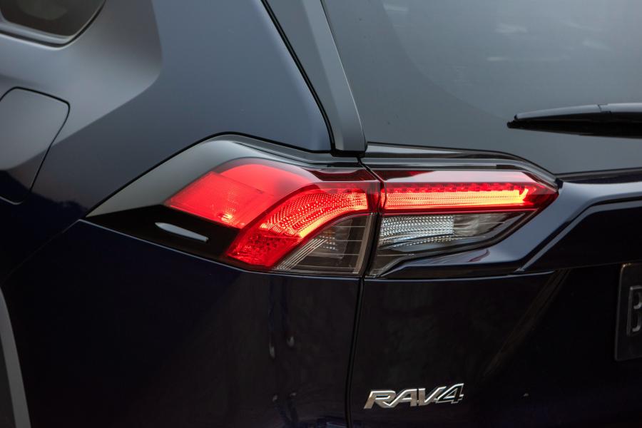 Детали экстерьера Toyota RAV4 XLE Hybrid 2018 года  (NA) (фото 22 из 26)